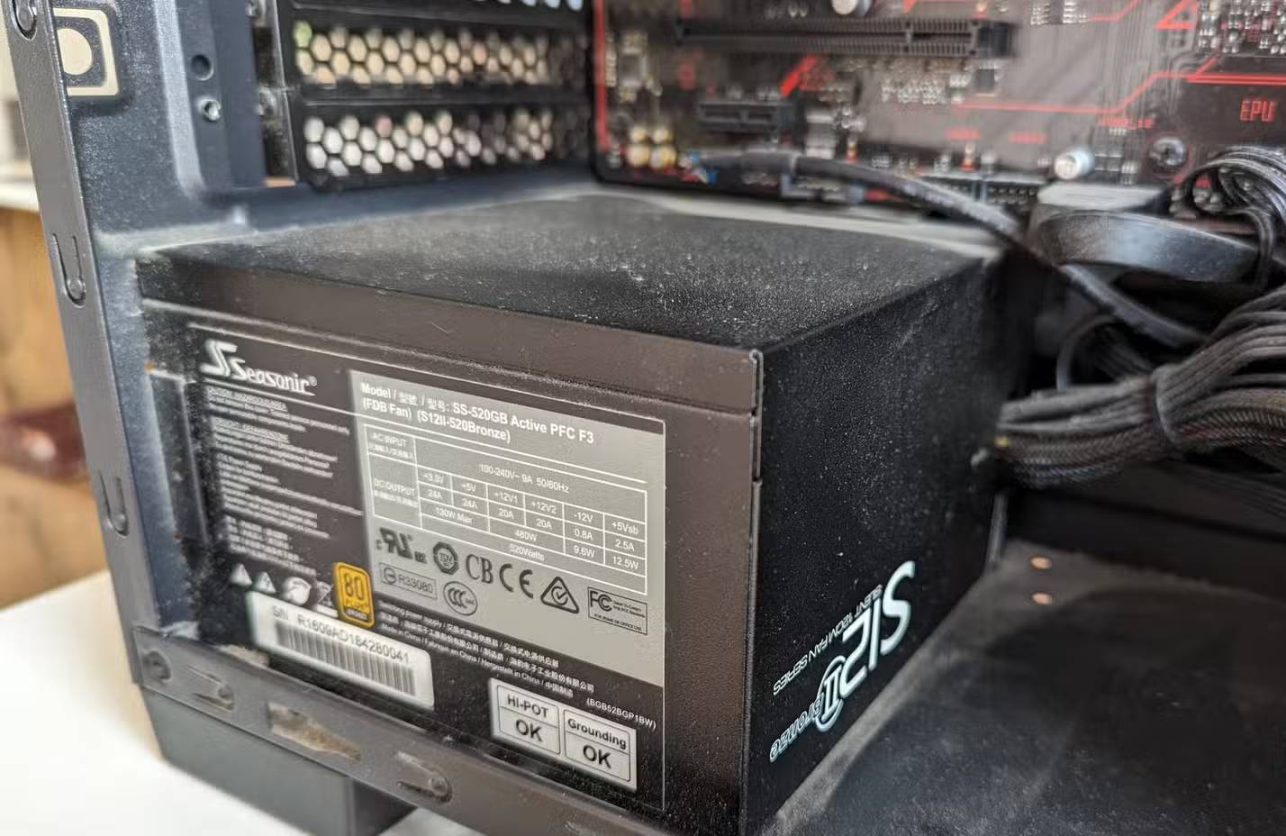 Bộ nguồn (PSU) bên trong một máy tính chơi game.