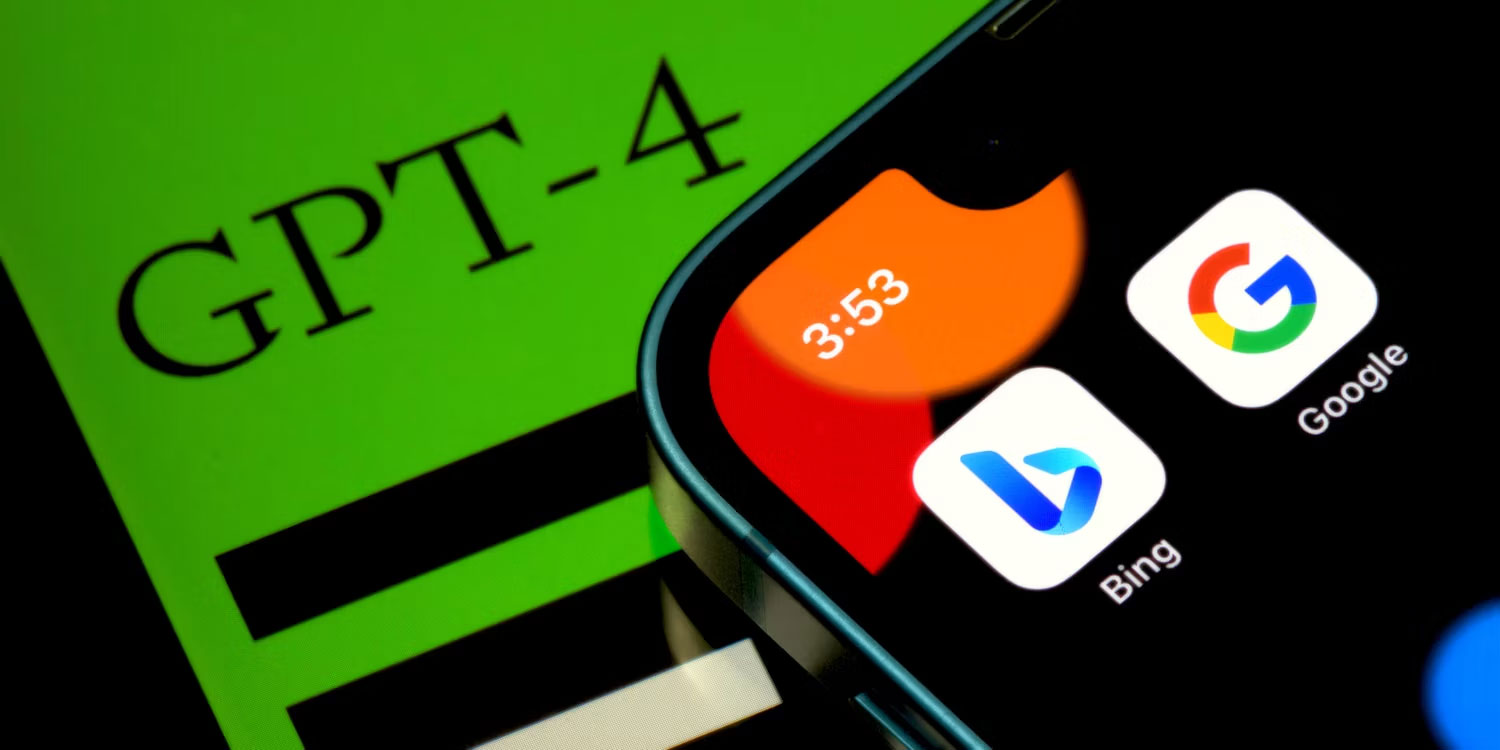 Logo GPT-4, Google và Bing trên màn hình điện thoại thông minh