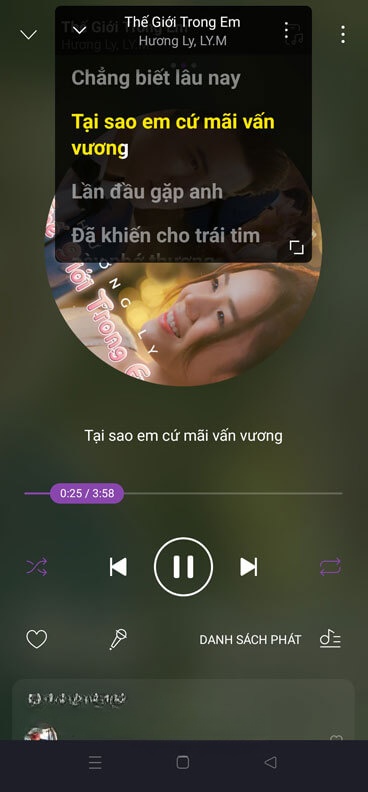 Lời bài hát được hiện và chạy trên màn hình