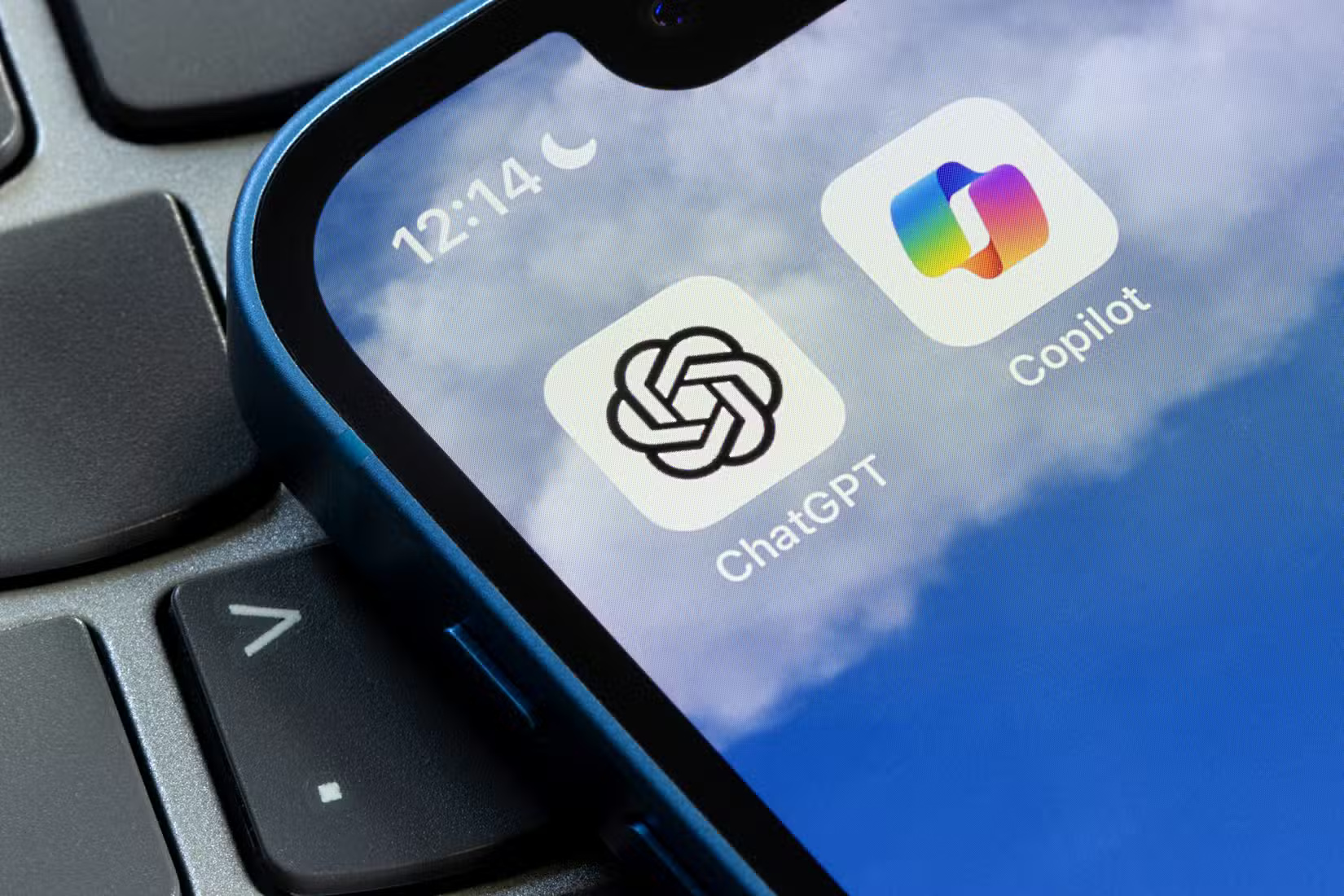 Microsoft Copilot và ChatGPT trên màn hình điện thoại thông minh.