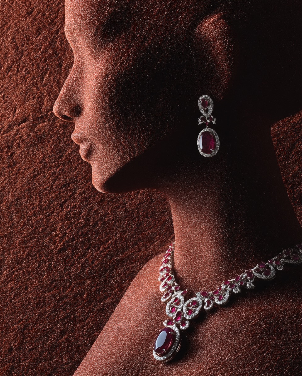 Sự tinh xảo của dây chuyền so với khuôn mặt