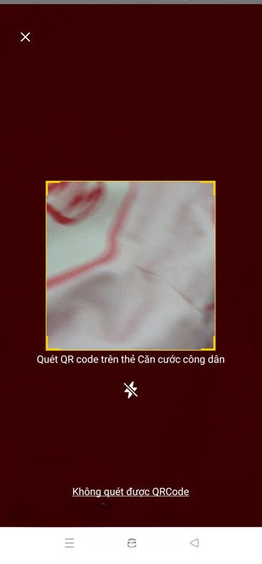 Đưa camera điện thoại lại gần phần mã QR trên thẻ CCCD gắn chip