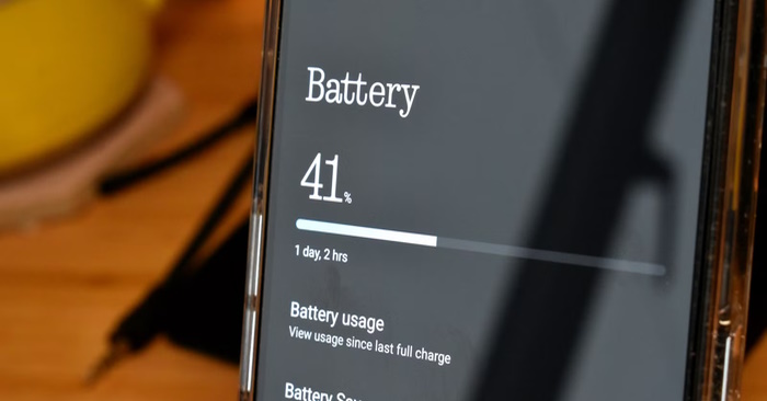 Tại sao điện thoại bị tụt pin khi không sử dụng?