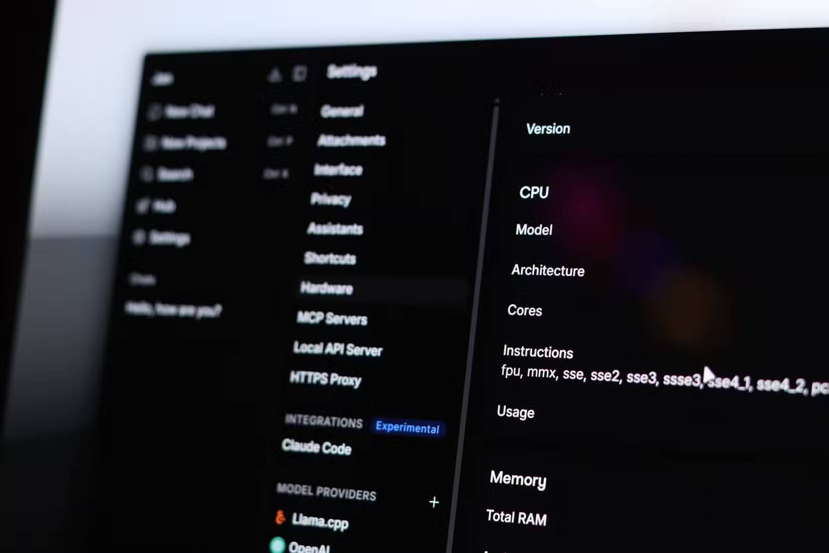 Jan và LM Studio được mở trên máy tính xách tay