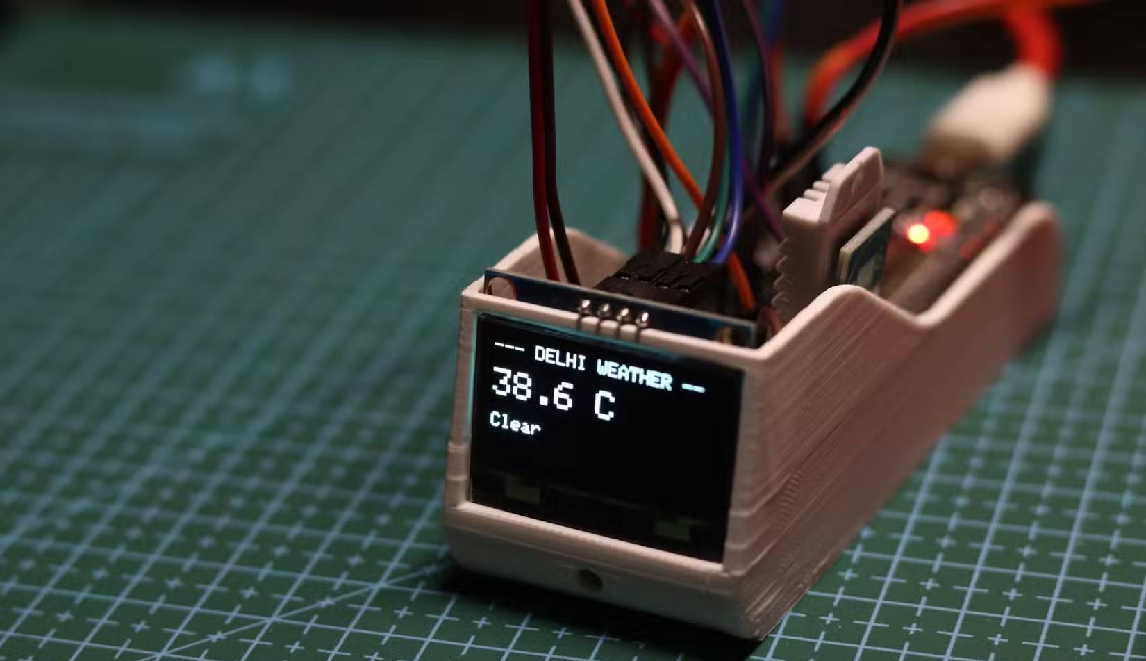 Bảng điều khiển ESP32 chạy code Antigravity.