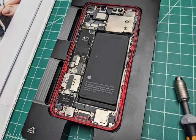 Bộ dụng cụ của Apple có túi đựng pin, kèm thiết bị cố định pin và lớp keo mới vào thân máy. Hollister thực hiện thay pin theo hướng dẫn.