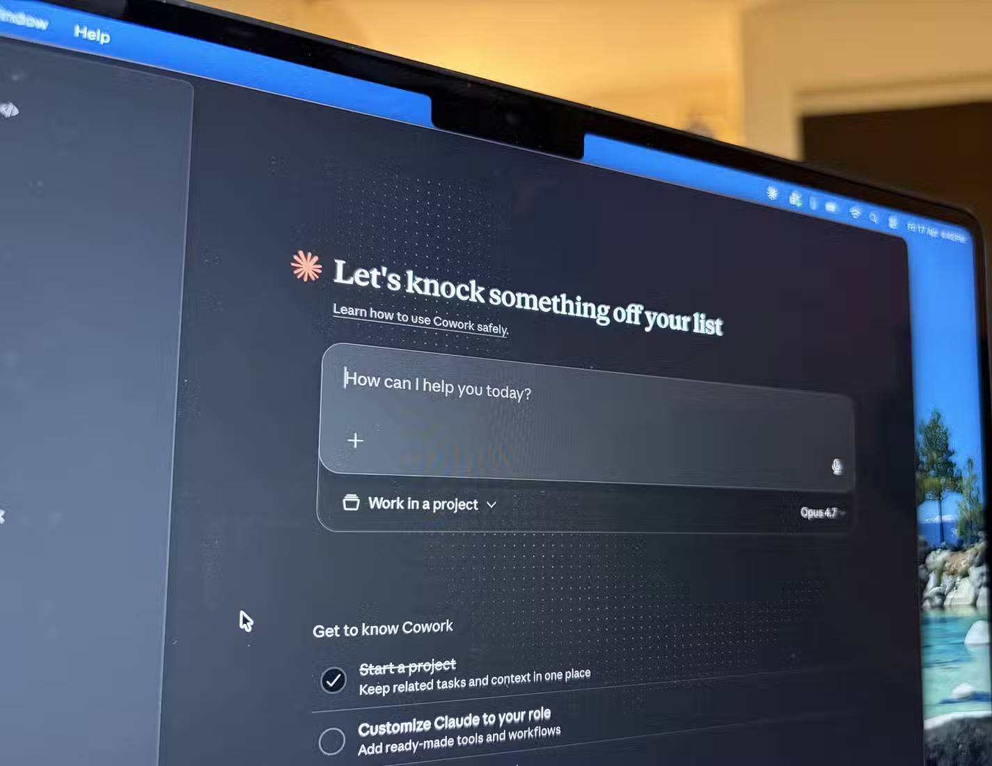 Claude Cowork được mở trên MacBook